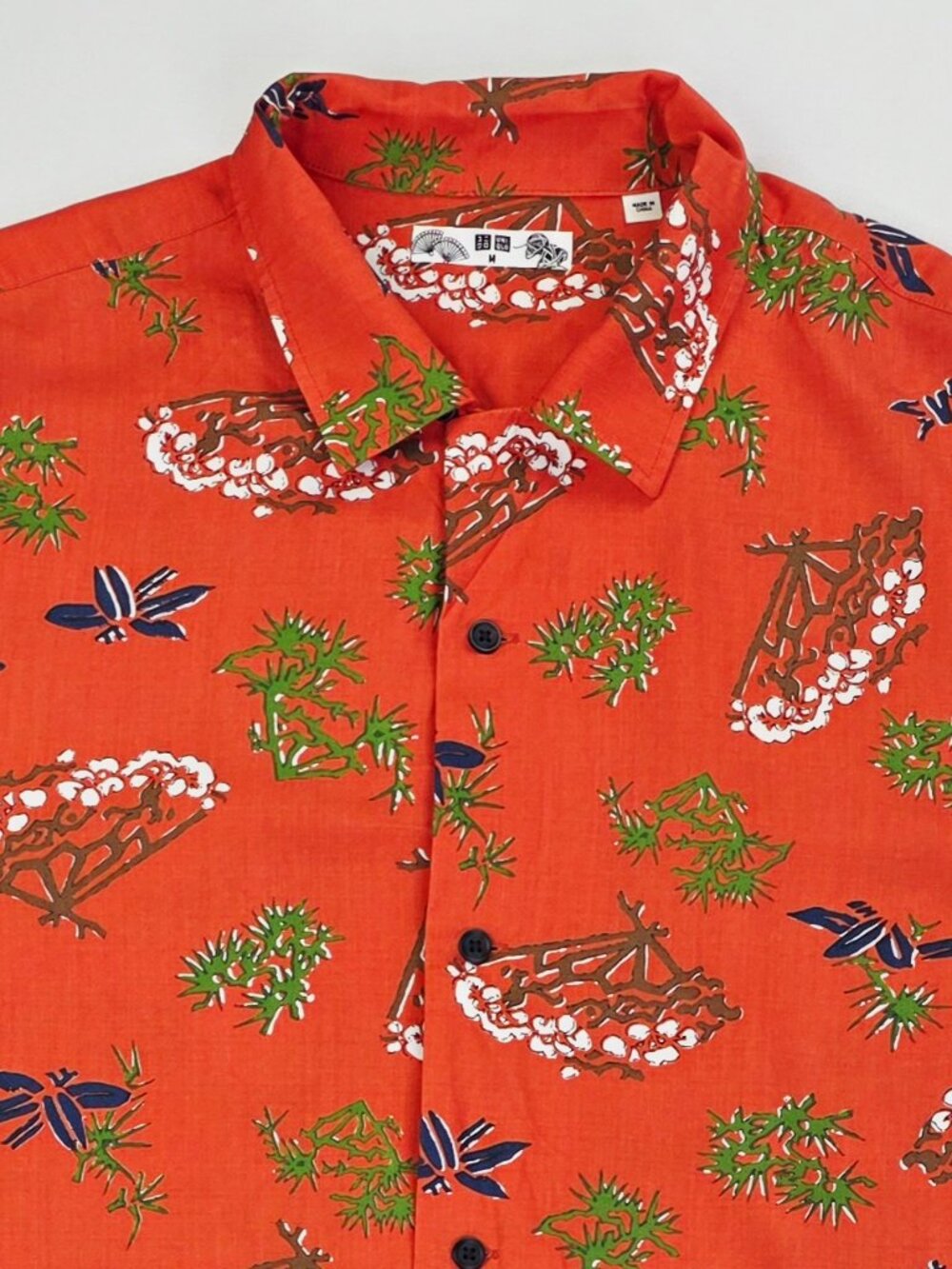 Uniqlo Size Medium Red Asian Pattern Mens Short Sleeve Rayon Shirt